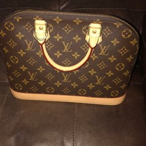 Louis Vuitton purse. Barely used maybe 2 times.